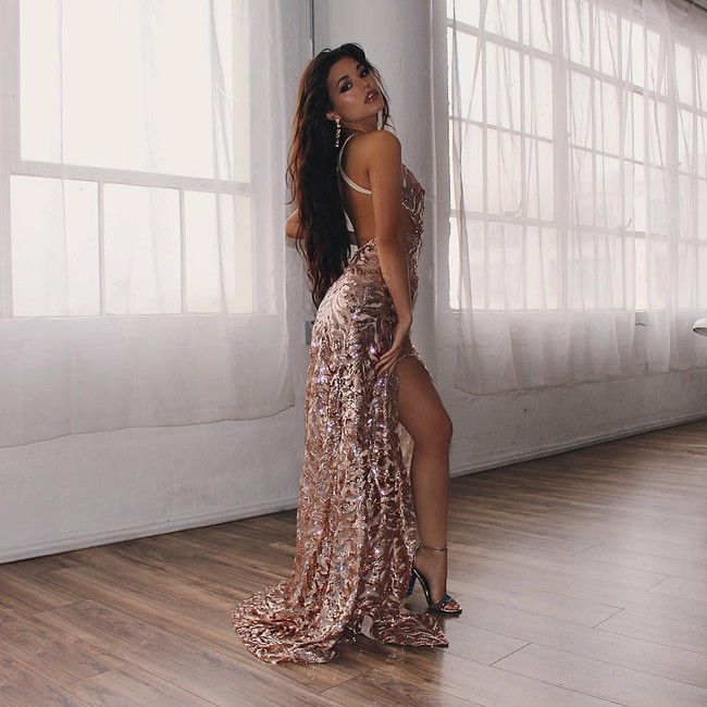 Di tengok di Instagram-nya, Ariel yang memiliki tubuh ramping ini berprofesi sebagai model. Foto dirinya berpose seksi mendominasi unggahannya. (Foto: Instagram/@moncherielle)