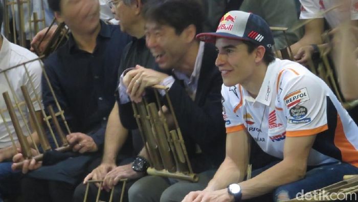 Marc Marquez main angklung di Saung Udjo, Bandung, Minggu (10/2/2019). (Foto: Lucas Aditya/detikSport) Marc Marquez main angklung di Saung Udjo, Bandung, Minggu (10/2/2019). (Foto: Lucas Aditya/detikSport)