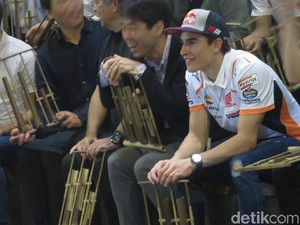 Hari Kedua Marquez di Bandung: Main Angklung dan Joget Bareng