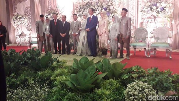 Datangi Pernikahan Adik Karding, Jokowi Jadi Rebutan Selfie