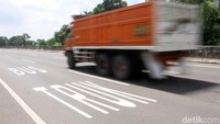 Seperti misalnya Ahmad Ridwan. Supir truk colt diesel yang biasa membawa duku dari Jambi ke Surabaya itu mengaku sangat terbantukan dengan adanya tol Trans Jawa.