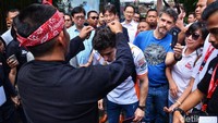 Juara Dunia MotoGP Marc Marquez mengunjungi saung Mang Ujo di Bandung Jawa Barat Minggu 10 Februari 2019.