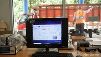 Jembatan timbang ini beroperasi 24 jam, untuk menghindari truk nakal yang masih berani membawa muatan berlebih.
