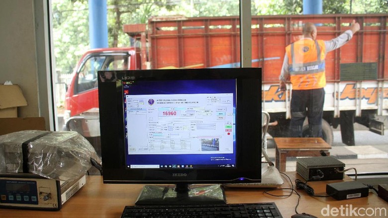 Petugas memeriksa truk-truk yang obesitas Foto: Rifkianto Nugroho Petugas memeriksa truk-truk yang obesitas Foto: Rifkianto Nugroho