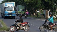 Mereka dengan seenaknya memotong jalan.