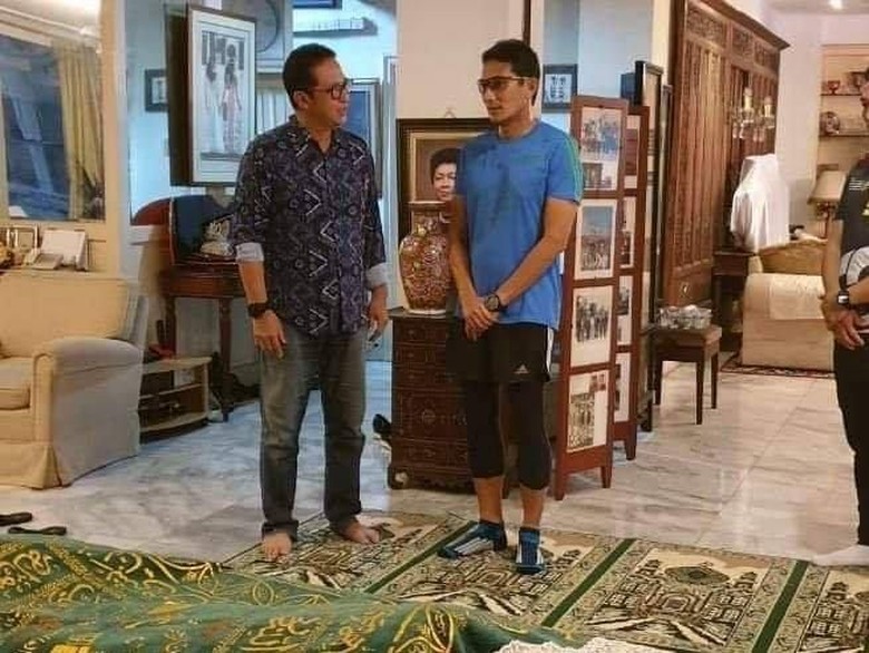 Foto Sandiaga Takziah Berbaju Jogging Viral, BPN Beri Penjelasan Foto Sandiaga Takziah Berbaju Jogging Viral, BPN Beri Penjelasan