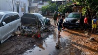 Semalam sungai yang lebarnya 1,5 meter dengan tinggi tanggul 2,5 meter jebol sepanjang 5 meter. Akibatnya air masuk ke pemukiman dan menghancurkan sejumlah rumah. Dan beberapa mobil pun ikut terseret arus lumpur.