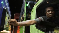 Tim detikFinance beberapa hari yang lalu menemui beberapa pengguna Tol Trans Jawa. Sebagian pengguna merasa terbantukan dengan adanya Tol Trans Jawa termasuk supir truk yang belakangan diisukan ogah masuk tol.