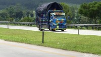 Sederet jalan tol baru yang dibangun di era Presiden Jokowi memang umumnya masih menggunakan jalan dengan permukaan rigid beton karena saat kecepatan tinggi ban yang menempel terus menerus di beton itu bisa menjadi panas dan meledak. Foto: Rifkianto Nugroho