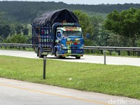 Cerita Sopir Truk soal Untung Rugi Lewat Tol Trans Jawa