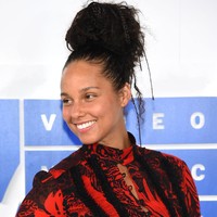 Gaya Alicia Keys saat berpose di karpet merah MTV Video Music Awards 2016 tanpa makeup. Sudah hampir tiga tahun terakhir ini Alicia berhenti menggunakan makeup. (Foto: Getty Images)