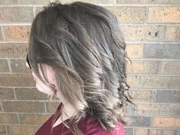 Perubahan rambut remaja yang tak sisiran berbulan-bulan setelah dibantu hairstylist menyisir rambutnya selama 13 jam. Foto: Dok. Facebook Perubahan rambut remaja yang tak sisiran berbulan-bulan setelah dibantu hairstylist menyisir rambutnya selama 13 jam. Foto: Dok. Facebook