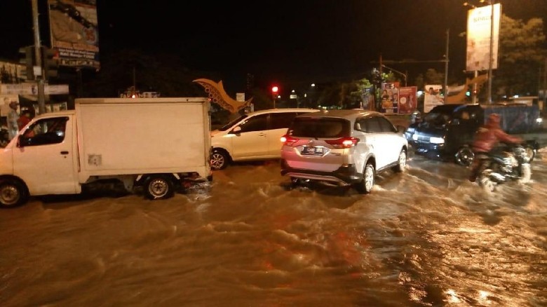 Banjir Juga Landa Gedebage Bandung, Lalin Macet Banjir Juga Landa Gedebage Bandung, Lalin Macet