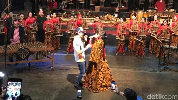 Hari Kedua Marquez di Bandung: Main Angkung dan Joget Bareng