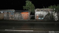 Tempat singgah, toko, hingga tempat makan di pinggir jalan terlihat sepi.