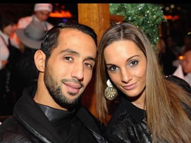 Ada wanita hebat di balik kesuksesan seorang pria. Dan wanita hebat itu untuk pesepakbola Medhi Benatia yang namanya kini tengah jadi perbincangan adalah sang istri Cecile Benatia. Foto: Foto: Dok. Facebook FC Bayern Muenchen WAGS