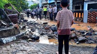 Pihak kepolisian, tim SAR dan BPBD Bandung sudah siaga sejak semalam di lokasi perumahan yang terkena tanggul jebol pasirjati.
