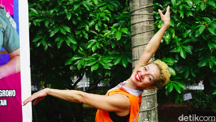 Butuh latihan dengan tekun untuk bisa menguasai teknik pole dancing (Foto: Ayunda/detikHealth) Butuh latihan dengan tekun untuk bisa menguasai teknik pole dancing (Foto: Ayunda/detikHealth)