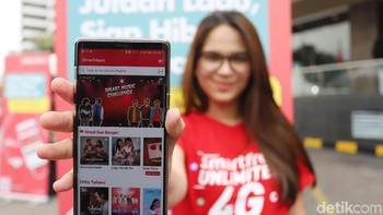 SmartMusic merupakan aplikasi asli lokal yang dihadirkan Smartfren bekerjasama dengan PT Melon Indonesia, untuk mendukung kemajuan industri kreatif khususnya bidang musik dalam negeri.