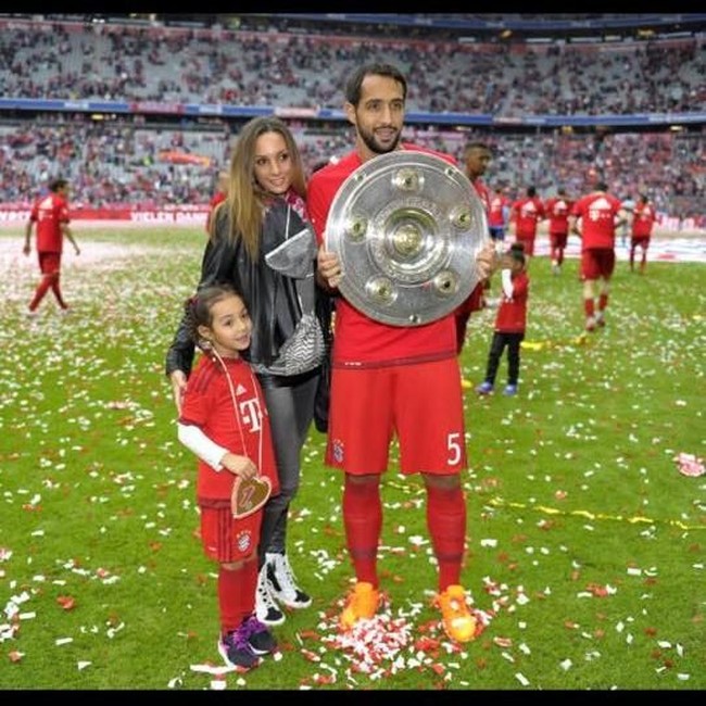 Dan ini adalah momen ketika Cecile dan putri sulung mereka ikut merayakan kemenangan Bayern Munich sebagai juara Bundesliga pada 2017. Foto: Dok. Facebook FC Bayern Muenchen WAGS