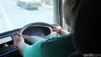 Seorang sopir truk mengatakan selain harga tol yang cukup mahal, harga jajanan di dalam tol juga membuat ongkos sopir jadi dobel.