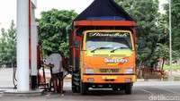 Pengemudi truk tengah mengisi BBM di rest area Tol Trans Jawa.