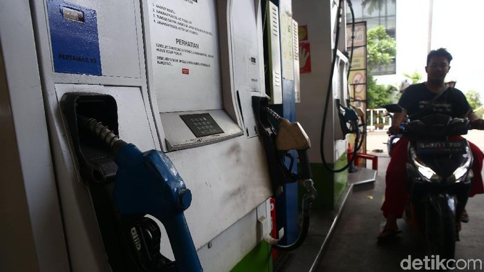 Pertamax Turun Harga

Pengedara mengisi Bahan Bakar Minyak kerndaraan mereka di SPBU CIkini, Jakarta, Minggu (10/2/2019).  PT Pertamina (Persero) secara resmi menurunkan harga BBM jenis Pertamax dari Rp10.200 menjadi Rp9.950 per liter pada Sabtu (9/2) kemarin. Grandyos Zafna/detikcom