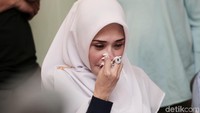 Ia tak kuasa menahan tangisannya saat terus ditanya soal Mandala Shoji. Foto: Istri Mandala Shoji (Hanif/detikHOT)