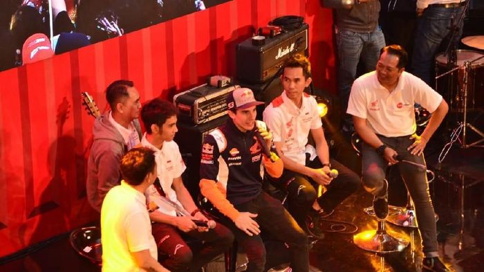 Gerry Salim dan Marc Marquez dalam panggung talkshow di Bandung. Foto: Lucas Aditya Gerry Salim dan Marc Marquez dalam panggung talkshow di Bandung. Foto: Lucas Aditya