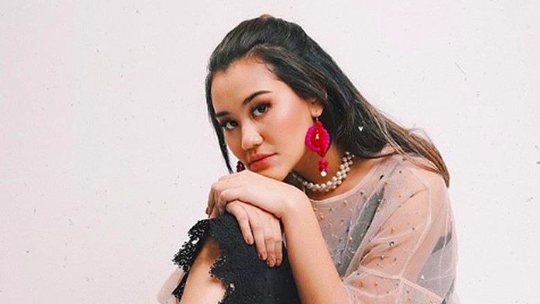Aaliyah Massaid, putri kedua Reza Artamevia dan almarhum Adjie Massaid/ Foto: Instagram @aaliyah.massaid Aaliyah Massaid, putri kedua Reza Artamevia dan almarhum Adjie Massaid/ Foto: Instagram @aaliyah.massaid