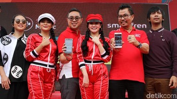 CEO PT Melon Indonesia, Dedi Suherman, bersama artis ibukota Yura Yunita, dan duo anggrek, serta Chief of Brand Smartfren Roberto Saputra, dan Deputy CEO Smartfren Djoko Tata Ibrahim (kedua dari kanan), juga vokalis DMasiv Ryan.