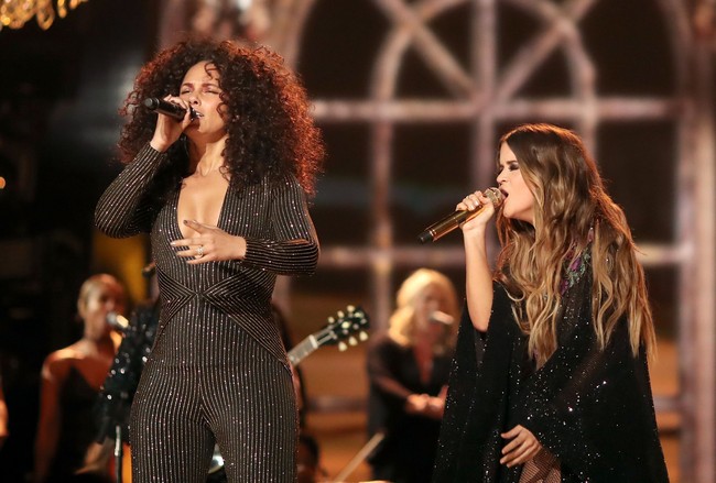 Bukan cuma di karpet merah, Alicia juga tampil tanpa makeup saat manggung. Menurutku makeup adalah bentuk ekspresi diri. Aku tidak ada maksud mengejek siapapun sama sekali (yang memilih pakai makeup). Tidak ada satupun yang harus dipermalukam dengan cara yang Anda pilih untuk mengekspresikan diri. Dan itulah intinya, jelas pemenang 15 Grammy Awards ini. (Foto: Getty Images)