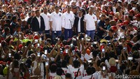 Jokowi hadir dengan memakai kemeja putih.