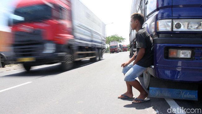 Cerita Sopir Truk soal Untung Rugi Lewat Tol Trans Jawa