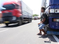 Cerita Sopir Truk soal Untung Rugi Lewat Tol Trans Jawa