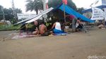 Potret Eks Pekerja PT Freeport 6 Hari Nginap di Depan Istana