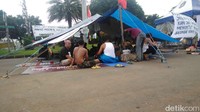 Massa juga membawa berbagai spanduk yang bertuliskan berbagai tuntutan. Salah satunya bertuliskan Kami perwakilan 8300 buruh yang diPHK sepihak PT Freeport, kami dari Timika, Papua datang menuntut hak konstitusi sebagai korban divestasi 51%.