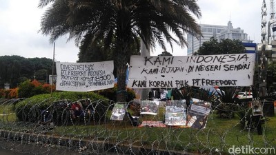 Potret Eks Pekerja PT Freeport 6 Hari Nginap di Depan Istana