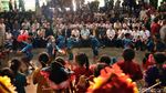 Seru! Marquez Menari dan Main Angklung di Saung Mang Udjo