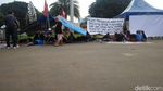 Potret Eks Pekerja PT Freeport 6 Hari Nginap di Depan Istana