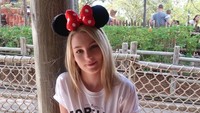 Kali ini Lisa ada di Disneys Magic Kingdom. Lisa tampak manis berbaju Minnie Mouse (lisapeachy/Instagram)