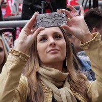 Meskipun tidak eksis di akun media sosial suaminya, Cecile hadir di kehidupan nyata Medhi. Dia sering tertangkap kamera saat menonton suaminya bertanding baik ketika pesepakbola 31 tahun itu masih bergabung di klub Roma hingga terakhir bersama Juventus. Foto: Dok. Facebook FC Bayern Muenchen WAGS