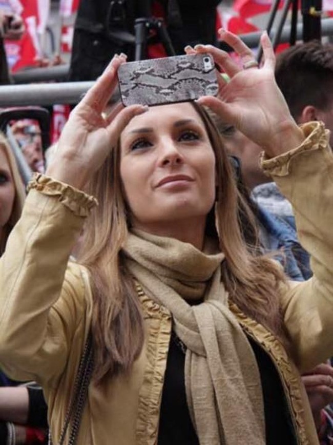 Meskipun tidak eksis di akun media sosial suaminya, Cecile hadir di kehidupan nyata Medhi. Dia sering tertangkap kamera saat menonton suaminya bertanding baik ketika pesepakbola 31 tahun itu masih bergabung di klub Roma hingga terakhir bersama Juventus. Foto: Dok. Facebook FC Bayern Muenchen WAGS