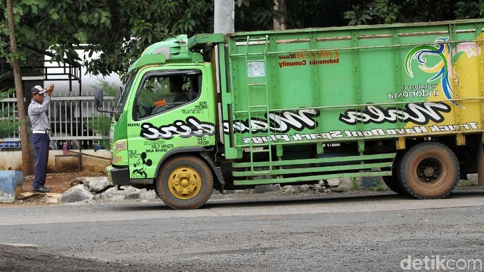 Truk yang melintasi jalur Pantura tidak boleh kelebihan beban. Truk-truk obesitas akan ditindak di sejumlah jembatan timbang.