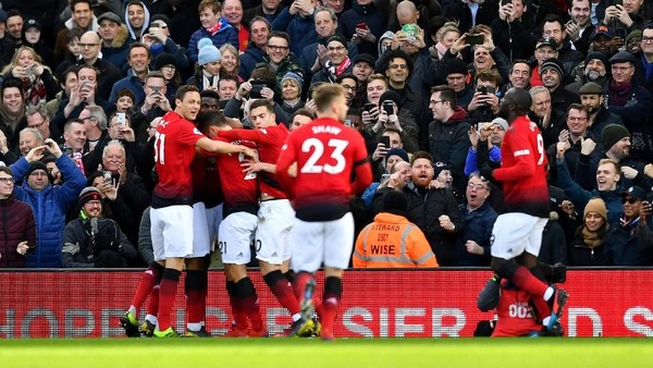 Red Hot Manchester United Menembus Empat Besar