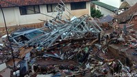 Akibat tanggul yang jebol semalam, air masuk ke pemukiman dan menghancurkan sejumlah rumah. Bahkan rumah milik korban meninggal dunia rata dengan tanah. (Foto: Wisma Putra)