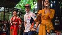 Ia tak hanya bemain dan bernyanyi. Ia pun tak malu-malu berjoged dengan sang biduan saat diajak turun panggung.