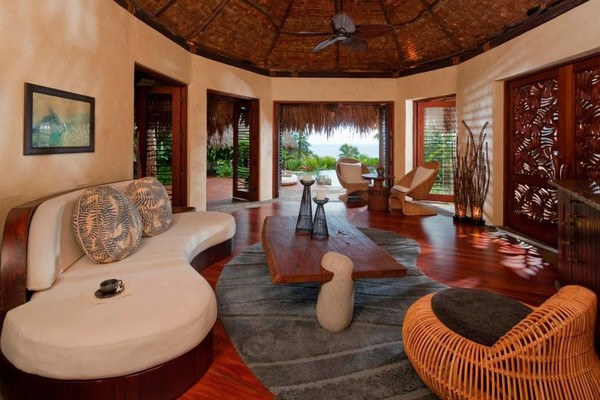 Silakan bermalam di 25 kamar villa yang mewah. Semuanya milik kamu! (Laucala Island/Facebook)
