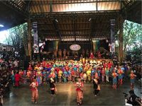 Pecah! Marquez Bergoyang, Menyanyi, dan Main Angklung di Bandung