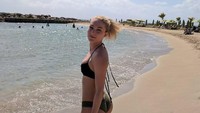Lisa juga jalan-jalan ke St Kitts. Dia tampak menikmati sinar matahari sambil berbikini (lisapeachy/Instagram)